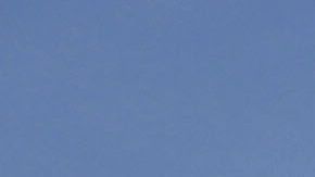 Varias personas dejan flores frente a la sinagoga atacada en Poway.