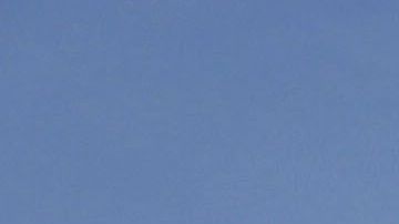 Varias personas dejan flores frente a la sinagoga atacada en Poway.