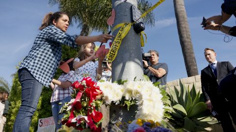 Varias personas dejan flores frente a la sinagoga atacada en Poway.