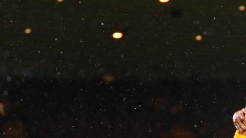 Diogo Jota celebra un gol del Wolverhampton ante el Manchester United con el mexicano Raúl Jiménez.