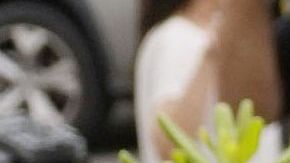 El Director Ejecutivo, Rabi Ysrael Goldstein, quien recibió un disparo en las manos, abraza a sus feligreses después de una conferencia de prensa fuera de la Sinagoga de Jabad de Poway el 28 de abril de 2019 en Poway, California.