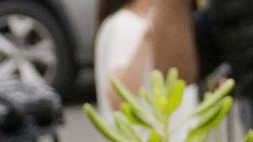 El Director Ejecutivo, Rabi Ysrael Goldstein, quien recibió un disparo en las manos, abraza a sus feligreses después de una conferencia de prensa fuera de la Sinagoga de Jabad de Poway el 28 de abril de 2019 en Poway, California.