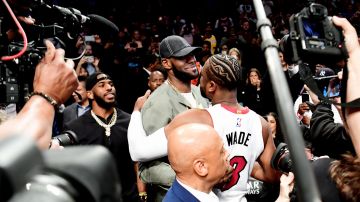 Lebron James saluda a Dwyane Wade con Chris Paul detrás antes del juego contra Nets.