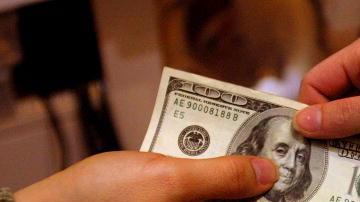 El peso mexicano pierde terreno ante el dólar.