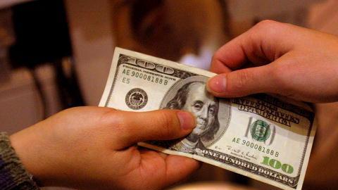 El peso mexicano pierde terreno ante el dólar.