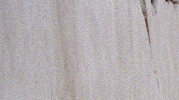 Dos hombres observan los daños producidos en un complejo de apartamentos después del terremoto de Northridge el 2 de enero de 1994.