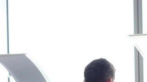 El presidente Trump busca evitar que viajeros se queden en EEUU con visas vencidas.