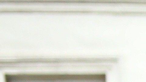 La controversia lo persigue, pero él conduce con muy buen estilo