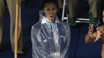 Los mexicanos Rommel Pacheco y Jahir Ocampo exigiendo a los jueces la repetición de su último salto en la final de trampolín 3m sincronizado.