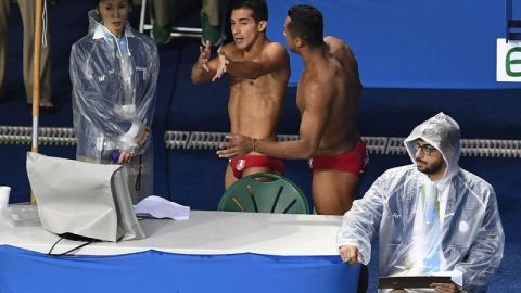 Los mexicanos Rommel Pacheco y Jahir Ocampo exigiendo a los jueces la repetición de su último salto en la final de trampolín 3m sincronizado.