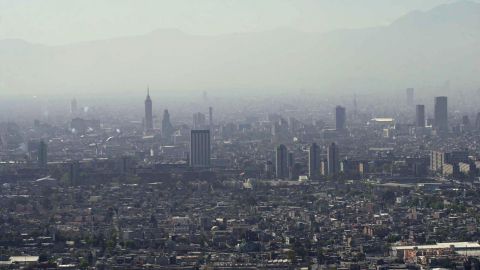 Foto aérea de la ciudad de México, en la que puede apreciarse altos niveles de contaminación atmosférica.