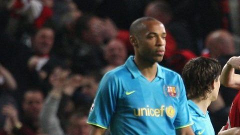 Thierry Henry y Messi se lamentan ante el triunfo del Manchester United. El Barsa se quedó fuera en semis de la Champions en 2008.