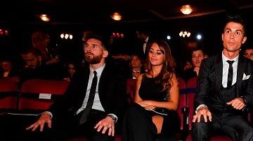 Imagen de archivo de Lionel Messi y Cristiano Ronaldo con sus parejas: Antonella Roccuzzo y Georgina Rodríguez, respectivamente