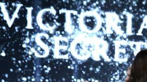 La prenda de $2 millones de dólares, está hecha con diamantes y zafiros.