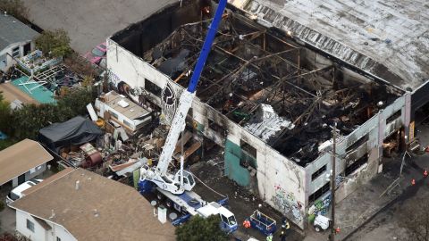 Imágenes de la bodega que ardió en llamas el 2 de diciembre, 2016 in Oakland, California.