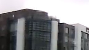 Al parecer, los fuertes vientos hicieron que la maquinaria pesada colapsara.