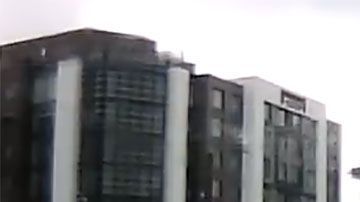 Al parecer, los fuertes vientos hicieron que la maquinaria pesada colapsara.