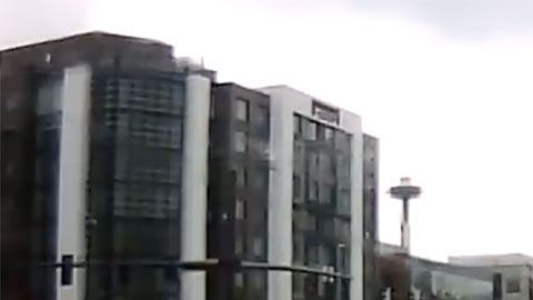 Al parecer, los fuertes vientos hicieron que la maquinaria pesada colapsara.