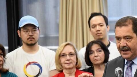 Congresista Jesús ‘Chuy’ García aboga por la expansión del Medicaid en Illinois.