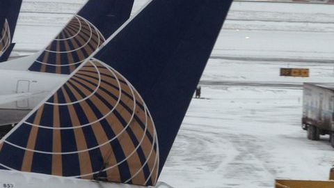 La tormenta invernal causó estragos en los aeropuertos de la ciudad, con 596 vuelos cancelados en O’Hare y 135 en Midway por la noche, según el Departamento de Aviación de Chicago