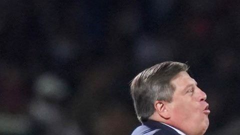 El Piojo Herrera y Jeremy Menez no caben juntos en las Águilas del América.