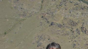 Marc Boix, niño nepalí adoptado, regresa a su pueblo siendo médico para ayudar a su comunidad.