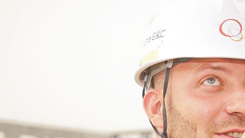 El campo de la ingeniería es muy amplio, y hay muchas carreras que te harían ganar muy bien si tú te quieres dedicar a esto.