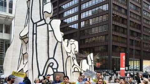 Defensores de los derechos de los inmigrantes se plantaron frente al edificio Thompson center para protestar contra las deportaciones.