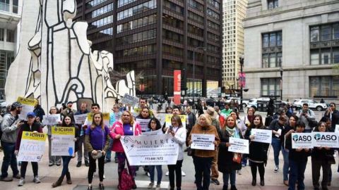 Defensores de los derechos de los inmigrantes se plantaron frente al edificio Thompson center para protestar contra las deportaciones.