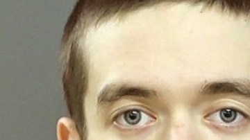 Jason Baker, de 21 años está acusado de delito grave por huir de la Policía y de delito menor por manejar de manera imprudente no contar con licencia y por operar un vehículo sin seguro.