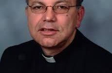 El padre Jesús Suárez fue relevado de sus funciones el lunes.