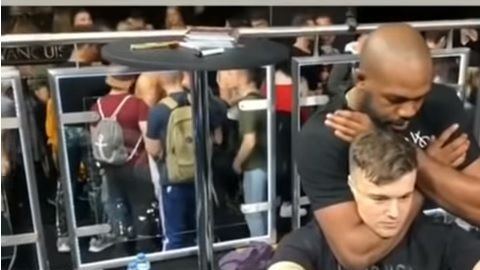 Jon Jones estranguló a un aficionado, para luego revivirlo