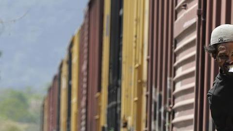 Desde 2014 México hace redadas de migrantes en trenes y autobuses.