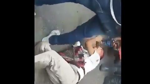 El sujeto pidió que dejaran de golpearlo.