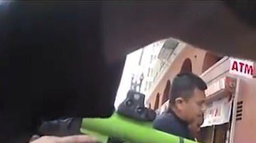 La policía disparó pelotas de goma contra el hombre.