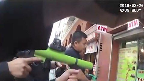 La policía disparó pelotas de goma contra el hombre.