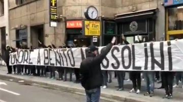Fanáticos ultras de la Lazio honran a Benito Mussolini en las calles de Milán.