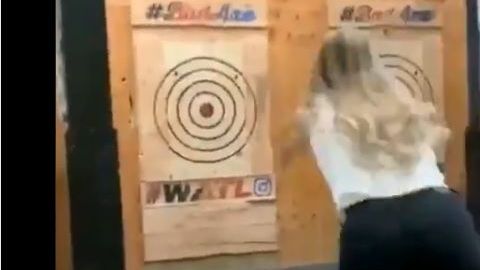 Una joven mujer utilizó un machete en el "Tiro" al blanco y las consecuencias pudieron ser fatales