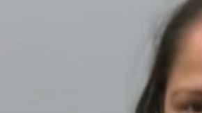 La mujer levantó su dedo pulgar al notar la presencia de las cámaras de prensa.