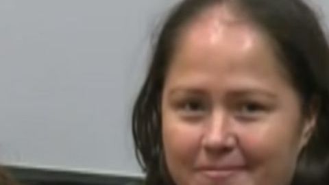 La mujer levantó su dedo pulgar al notar la presencia de las cámaras de prensa.