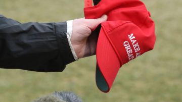 La gorra llevaba la frase emblemática de la campaña de Trump.