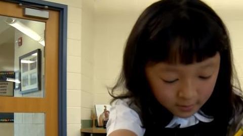 La maestra descubrió la habilidad de Sara de escribir en cursivas.