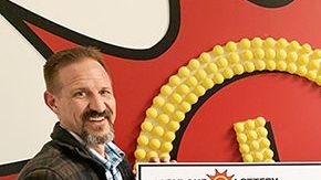 Los ganadores del premio del "Powerball 14" con su premio.