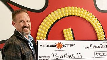 Los ganadores del premio del "Powerball 14" con su premio.