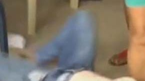 Las menores parecen convulsionar en el suelo.