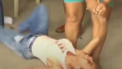 Las menores parecen convulsionar en el suelo.