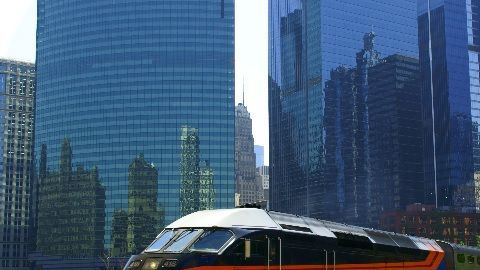 Metra ofrecerá viajes gratis a padres con sus niños este jueves.