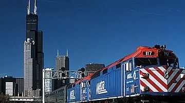 Los trenes en las líneas de servicio de Metra en Milwaukee District West y North Central se detuvieron el lunes por la mañana