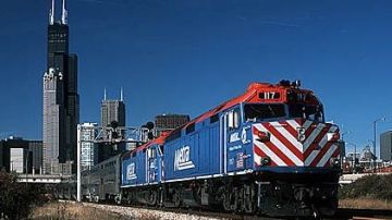 Los trenes en las líneas de servicio de Metra en Milwaukee District West y North Central se detuvieron el lunes por la mañana
