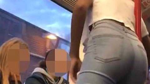 En el video, se ve cómo otras jóvenes de mofan del acoso a la viajera.